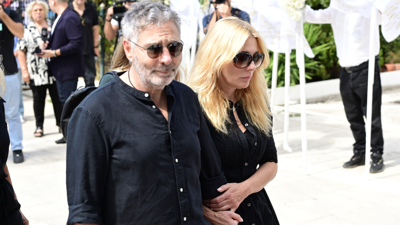 Ντίνος Καρύδης:  Συγκίνηση στην κηδεία του ηθοποιού - Το στεφάνι που «ραγίζει» καρδιές