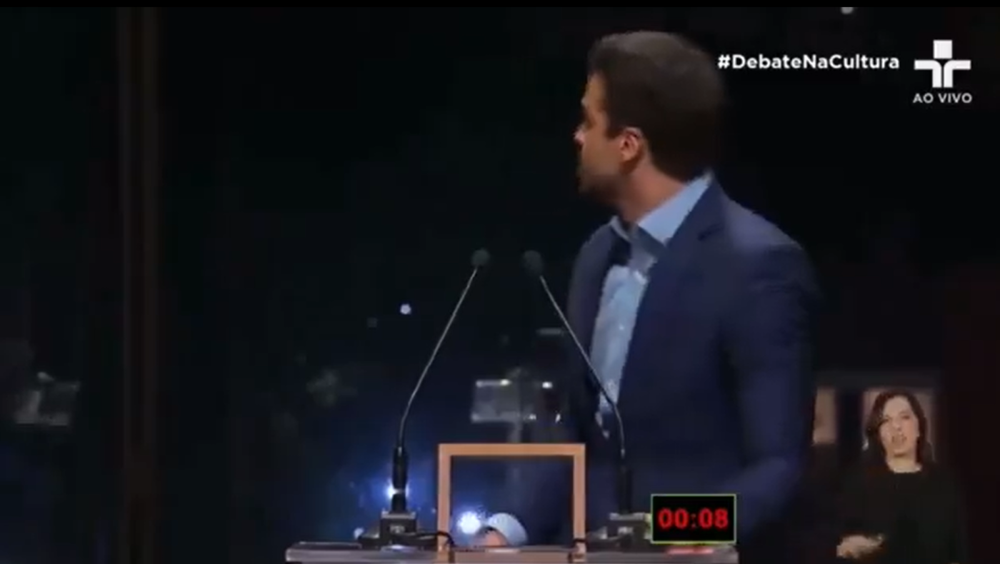 Του φόρεσε την καρέκλα... «κολάρο» σε on air τηλεμαχία