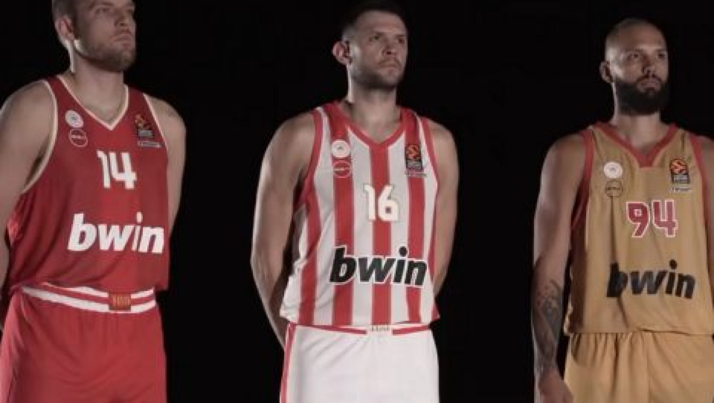 Παρουσίασε τις νέες εμφανίσεις ο Ολυμπιακός: «Για αυτή τη φανέλα θα συνεχίζουμε να παλεύουμε μέχρι τέλους» (vid)