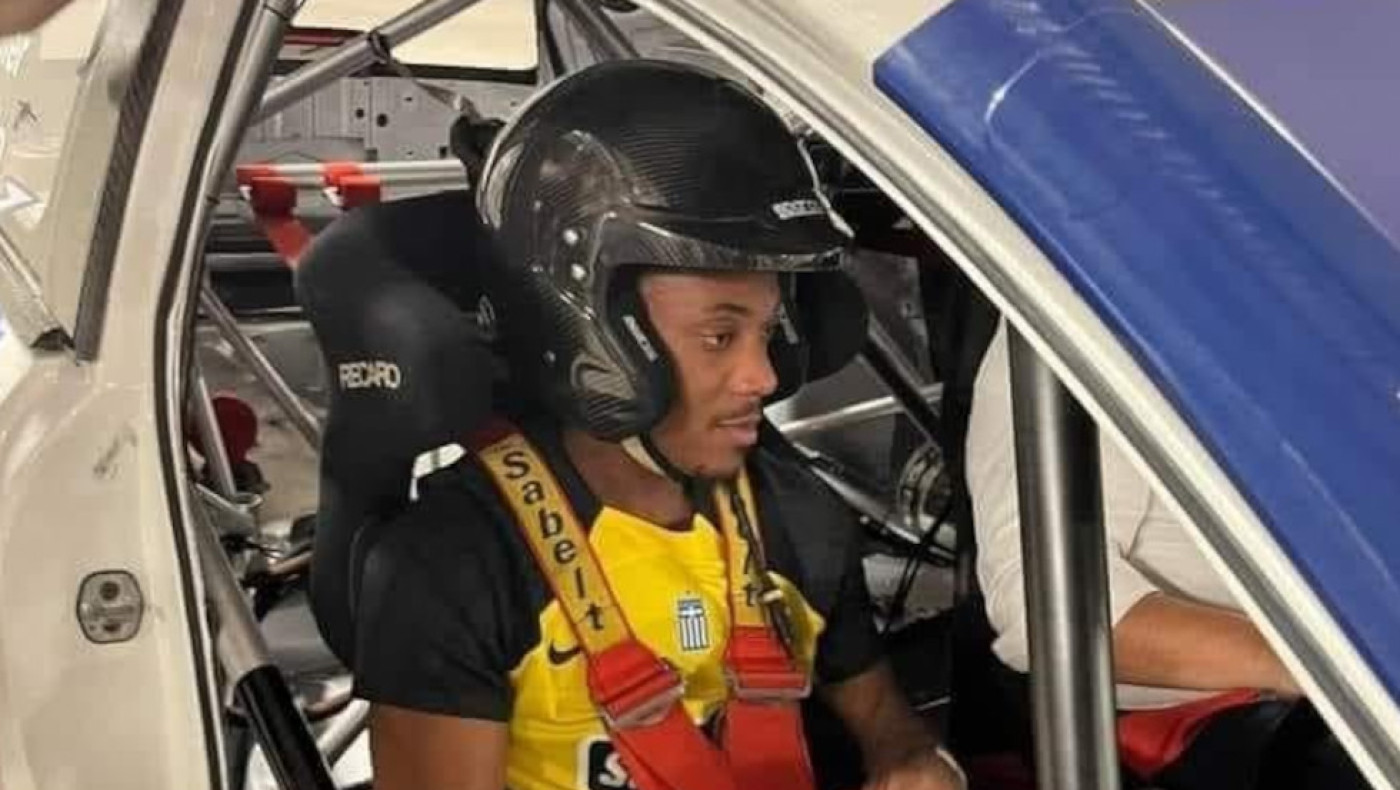 Ο Μαρσιάλ στο αγωνιστικό αυτοκίνητο του Ηλιόπουλου με φανέλα ΑΕΚ