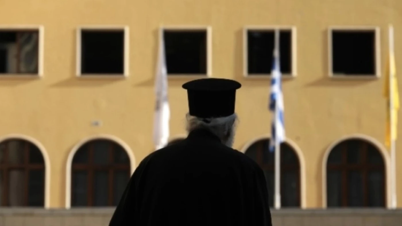 Νέα Φιλαδέλφεια: Παλαιοημερολογίτης ιερέας αυνανιζόταν έξω από σχολείο