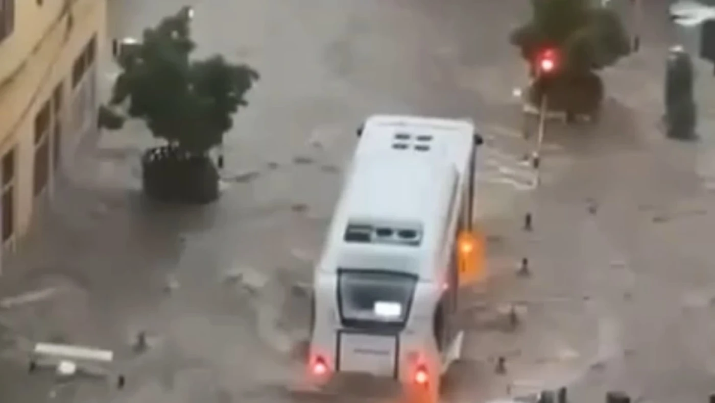 Κάννες: Δρόμοι έγιναν ποτάμια από ξαφνική νεροποντή
