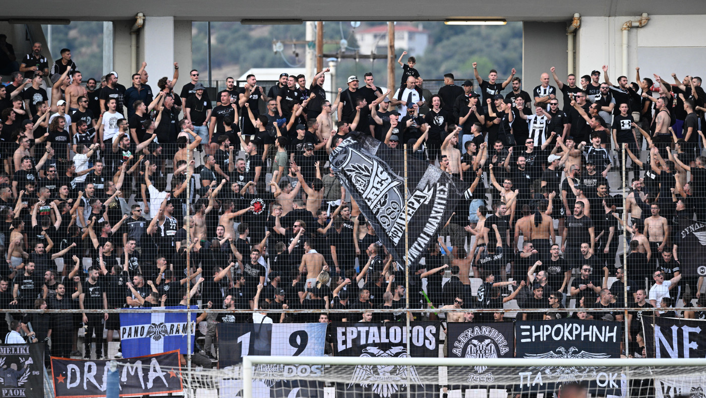 Αποθέωση στους παίκτες του ΠΑΟΚ μετά το διπλό στο Βόλο