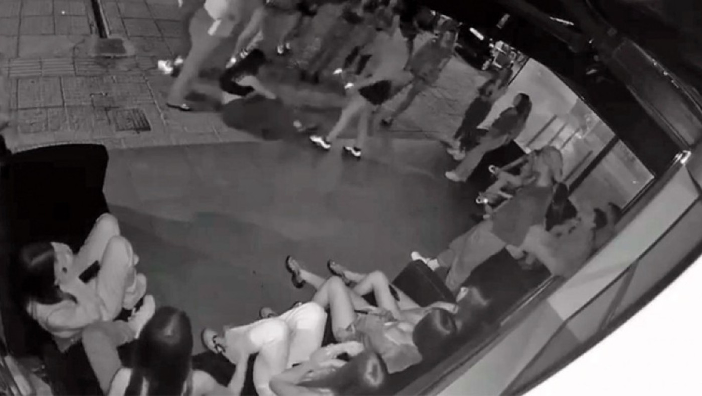 Βίντεο-ντοκουμέντο: Η στιγμή του άγριου ξυλοδαρμού της 14χρονης στη Γλυφάδα