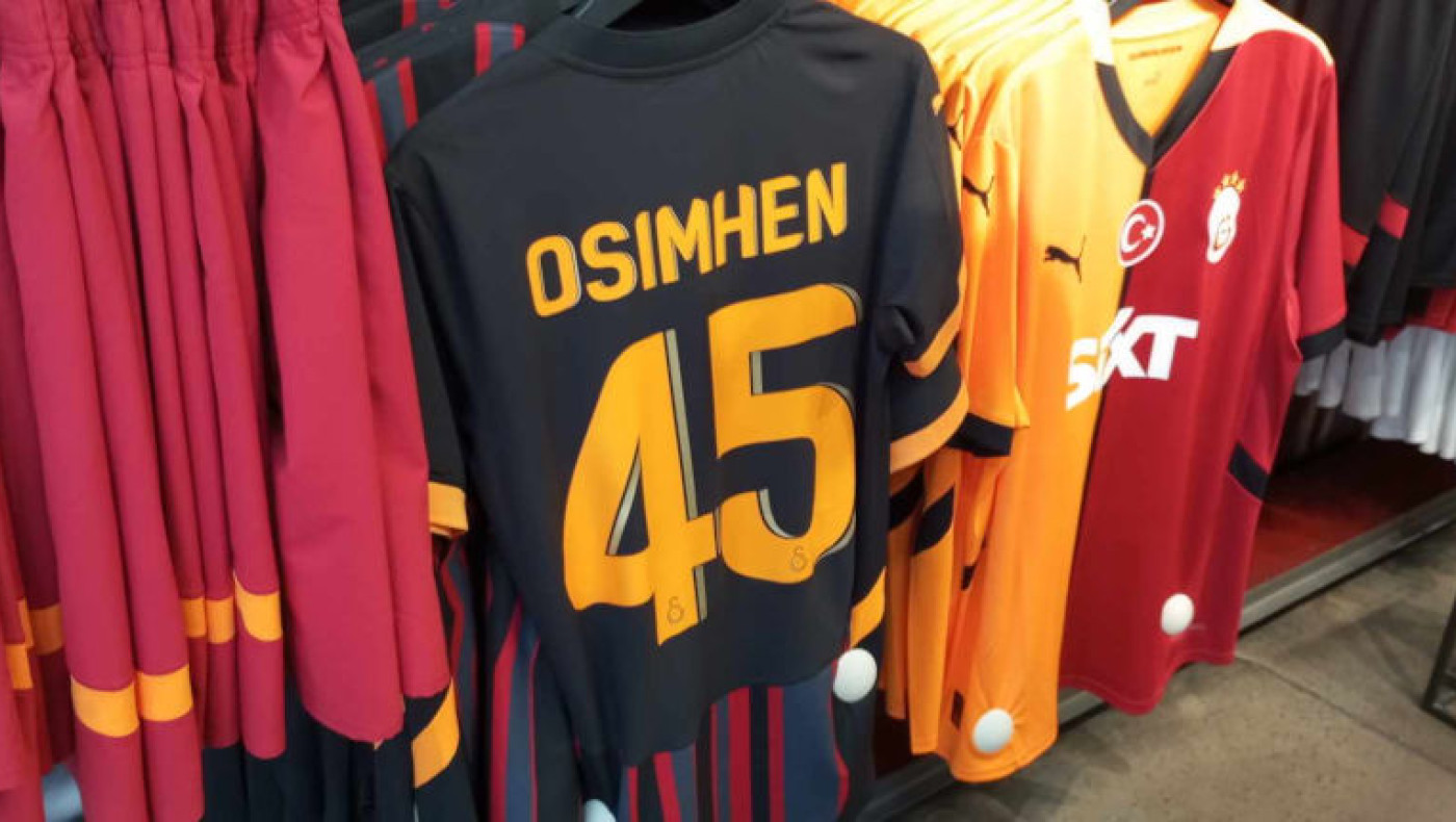 Κωνσταντινούπολη-Η επίσκεψη στην μπουτίκ της Γαλατά: «Παντού φανέλες Όσιμεν» (PICS, VIDS)