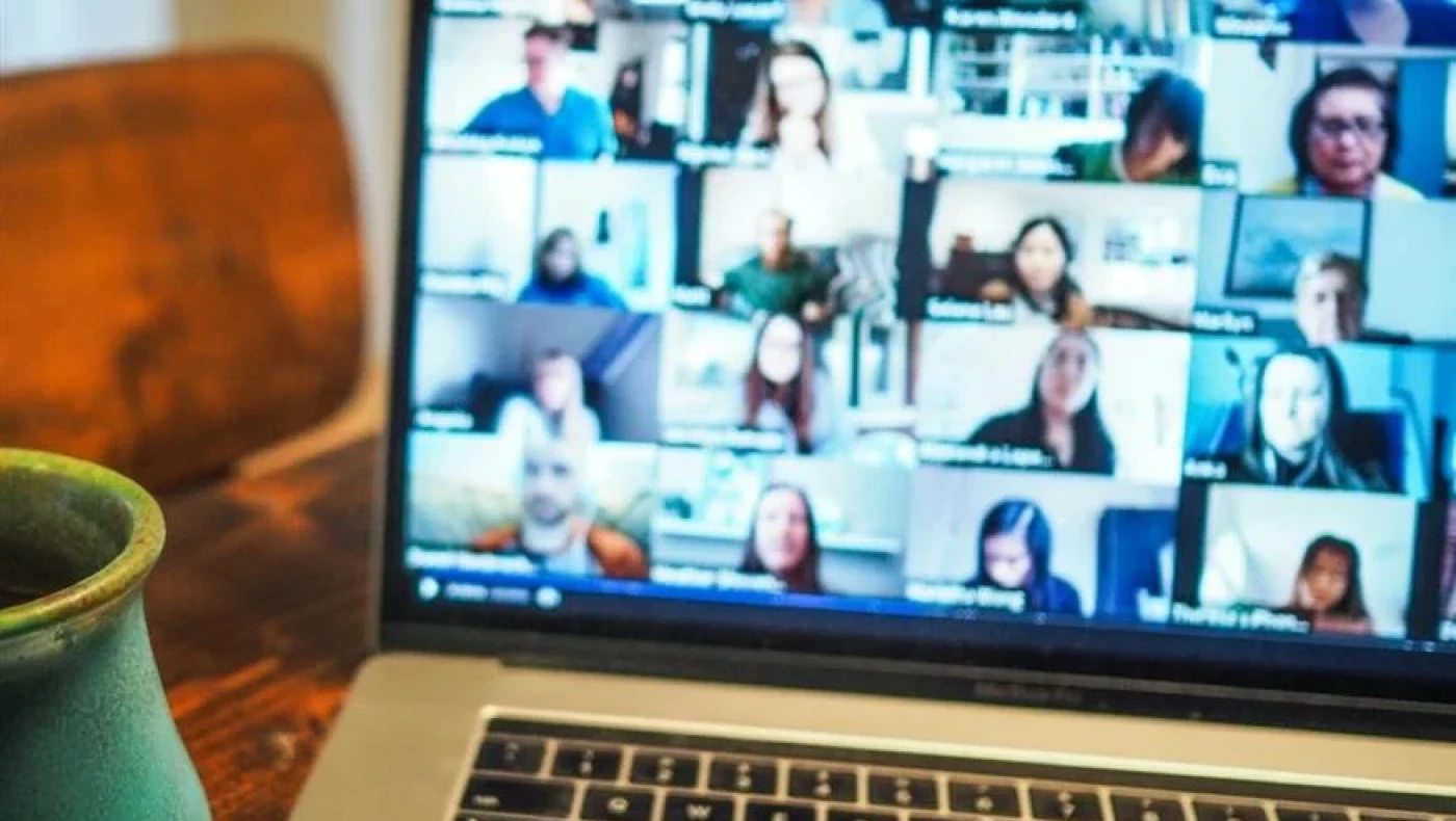 Βόλος: Είπαν σε φοιτήτρια να θηλάσει on camera!