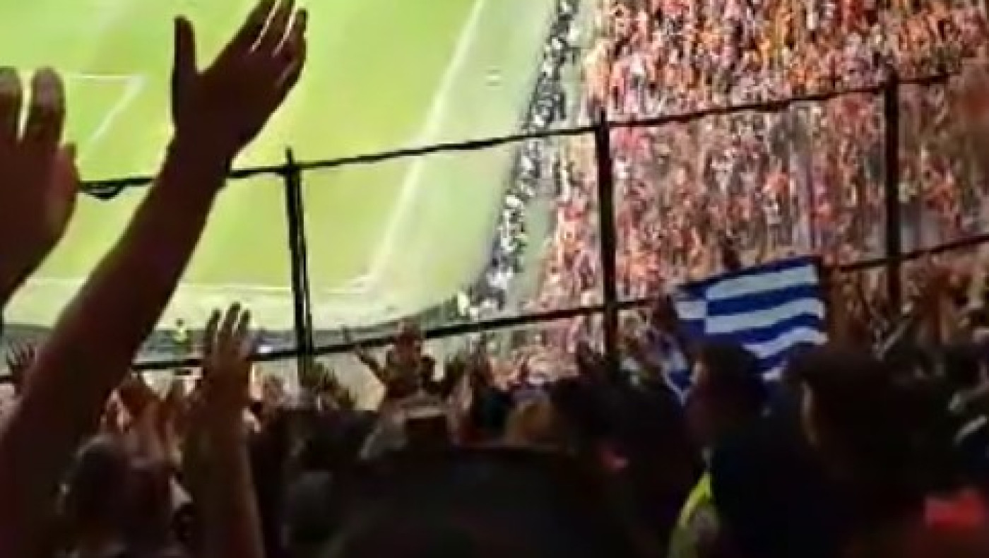 Γαλατασαράι-ΠΑΟΚ: Οι ΠΑΟΚτσήδες ύψωσαν τις ελληνικές σημαίες στο «Αλί Σαμί Γεν»