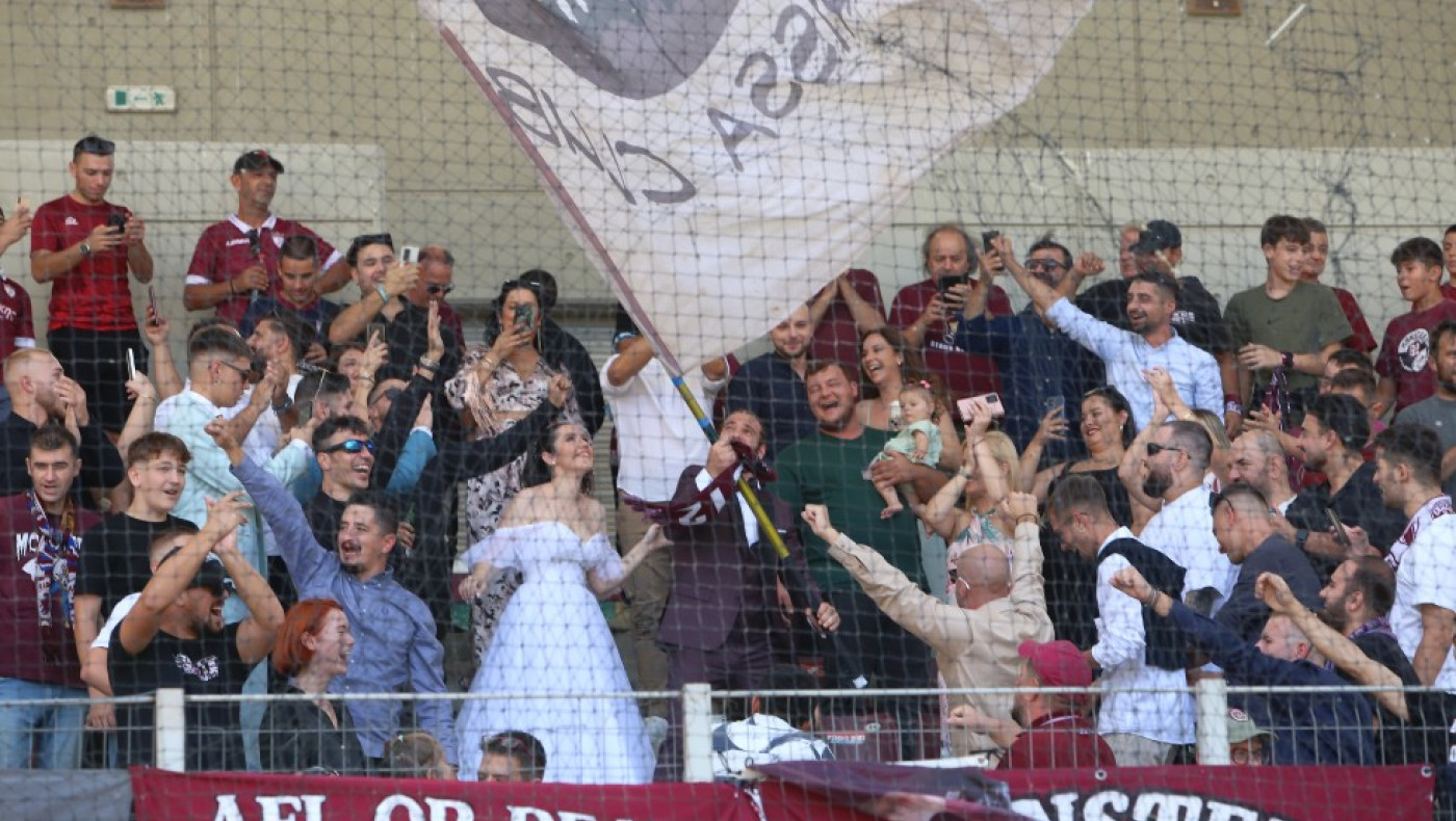 ΑΕΛ: Νιόπαντρο ζευγάρι στις εξέδρες του AEL FC Arena