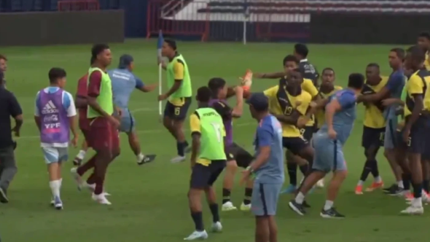 Απίστευτο ξύλο σε αγώνα Κ16- Μπουνιές, κλωτσιές και μαζική σύρραξη (vid)