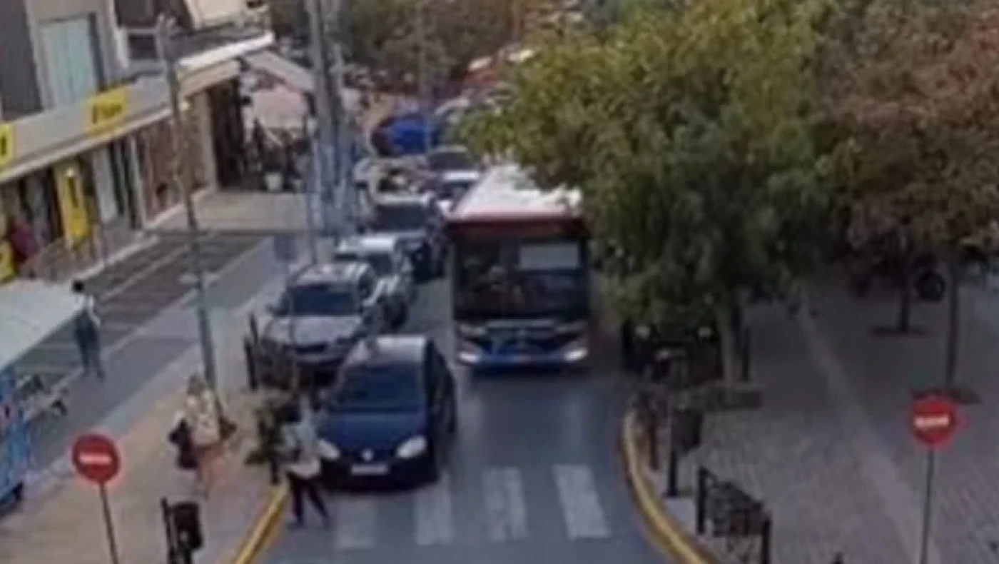 Μαθητές σχολείου Ψαλτικής έγιναν viral- Έψαλαν για να ξεκολλήσει λεωφορείο (vid)