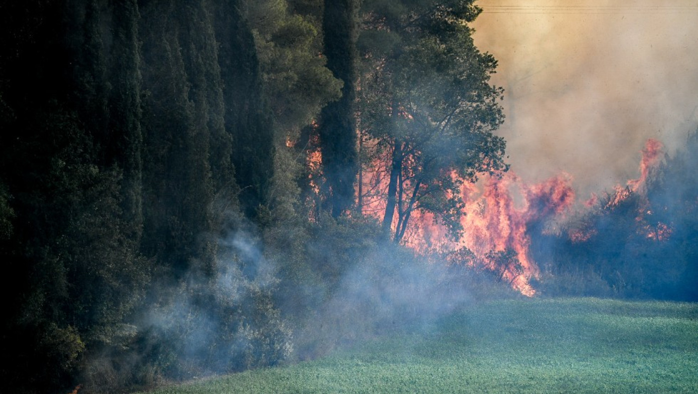 Ανεξέλεγκτη φωτιά τώρα στην Ηλεία κοντά σε οικισμούς