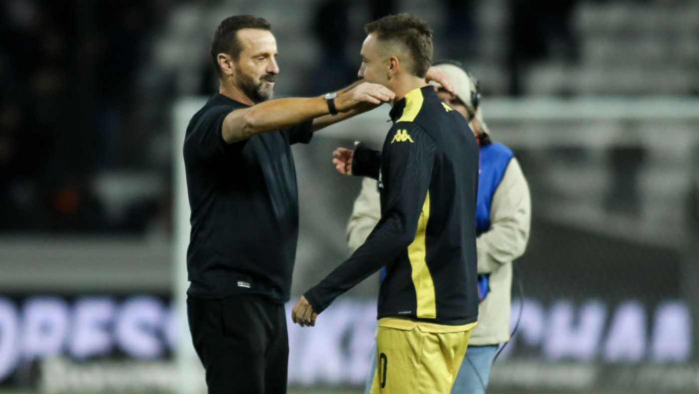 Άρης-Ομιλία Μάντζιου σε παίκτες-Τι είπε για τα ντέρμπι και τα... επόμενα