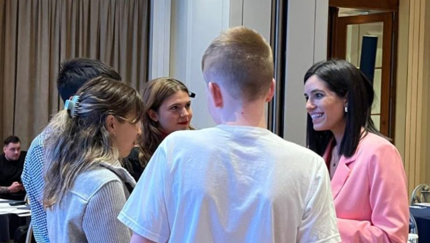 Η Βουλευτής Νεφέλη Χατζηιωαννίδου συνομιλεί με εφήβους και απαντάει στις ερωτήσεις τους