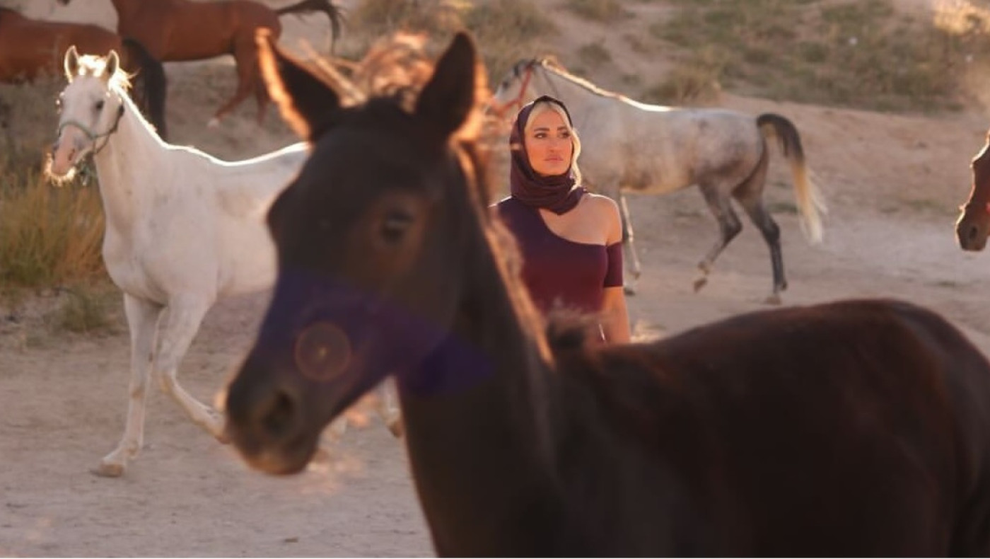 Τούνη: Γύρισε βίντεο με άλογα στην Καππαδοκία και... δεν την πίστεψαν