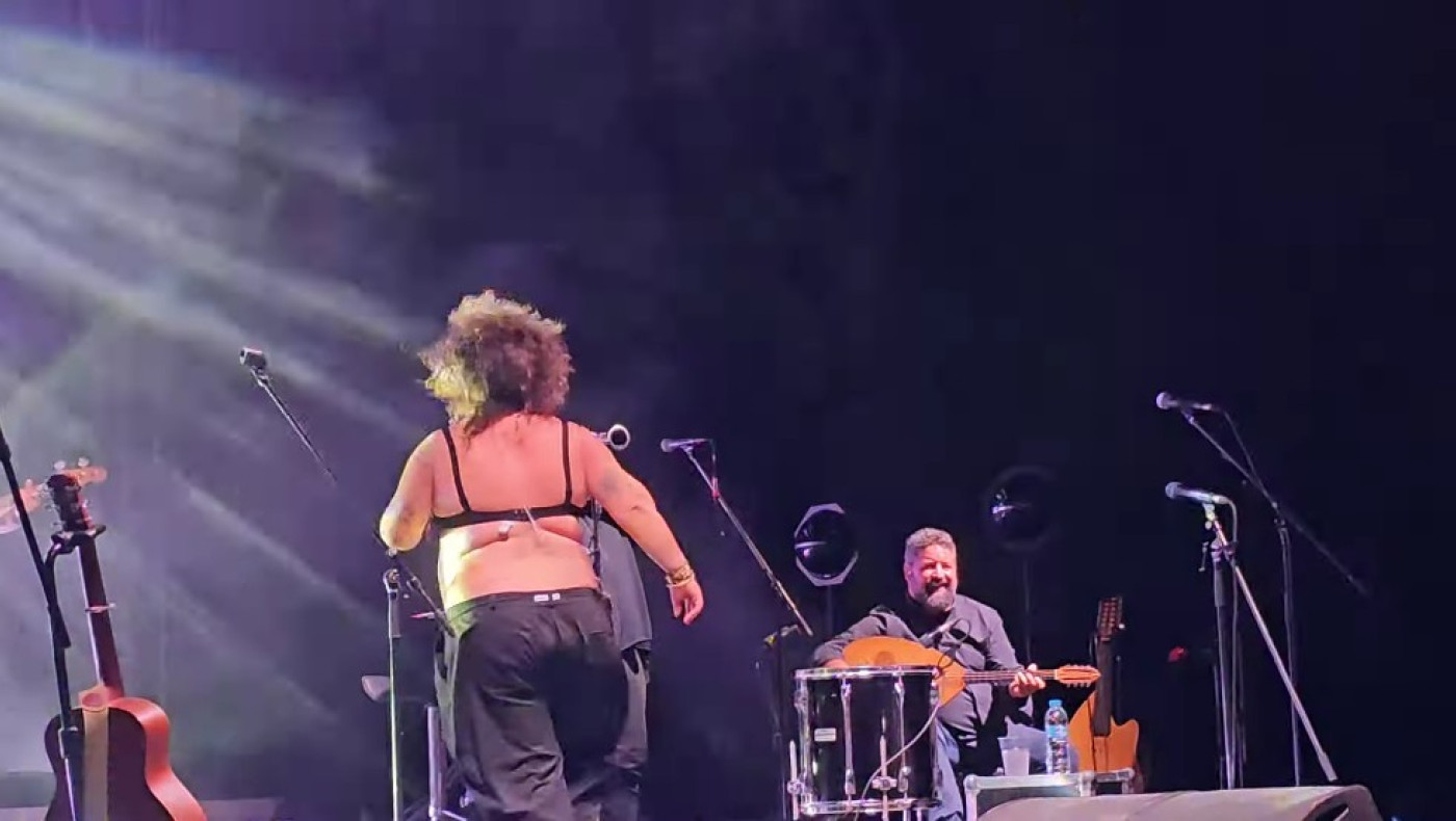 Ματούλα Ζαμάνη: Έβγαλε τη μπλούζα της σε συναυλία και την πέταξε στο κοινό