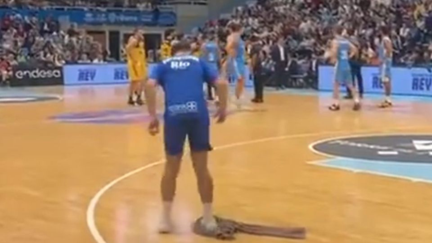 Διακοπή σε αγώνα μπάσκετ λόγω... βροχής- Έσταζε η οροφή και γλιστρούσαν οι παίκτες!