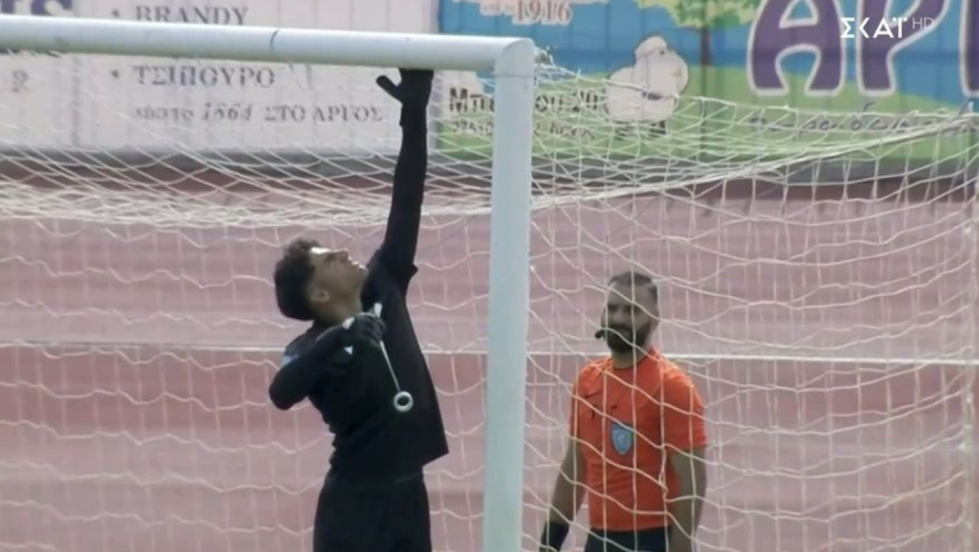 Το τερμάτισαν στην SL 2: Έδεσε το σκισμένο δίχτυ στο δοκάρι με... ταινία ο τερματοφύλακας!