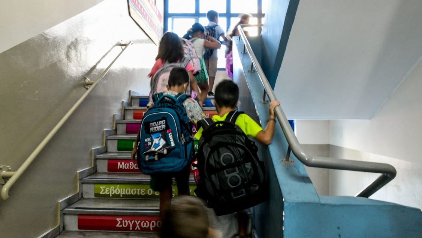 Νίκαια: «Δεν μας ενημέρωσε το σχολείο για τους ξυλοδαρμούς της κόρης μας»