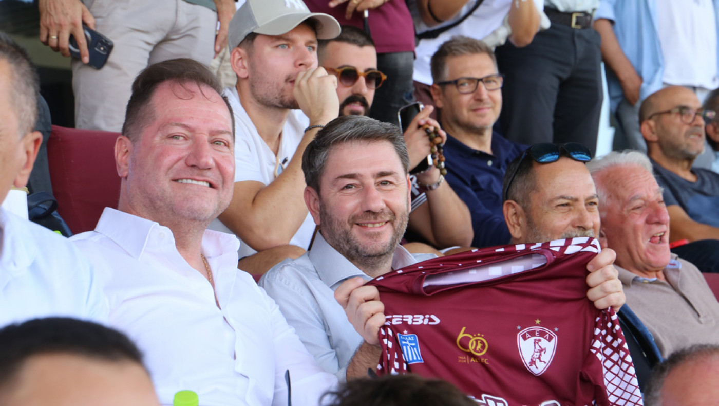 Νίκος Ανδρουλάκης: Στο AEL FC Arena με «βυσσινί» φανέλα δίπλα στον Αχιλλέα Νταβέλη