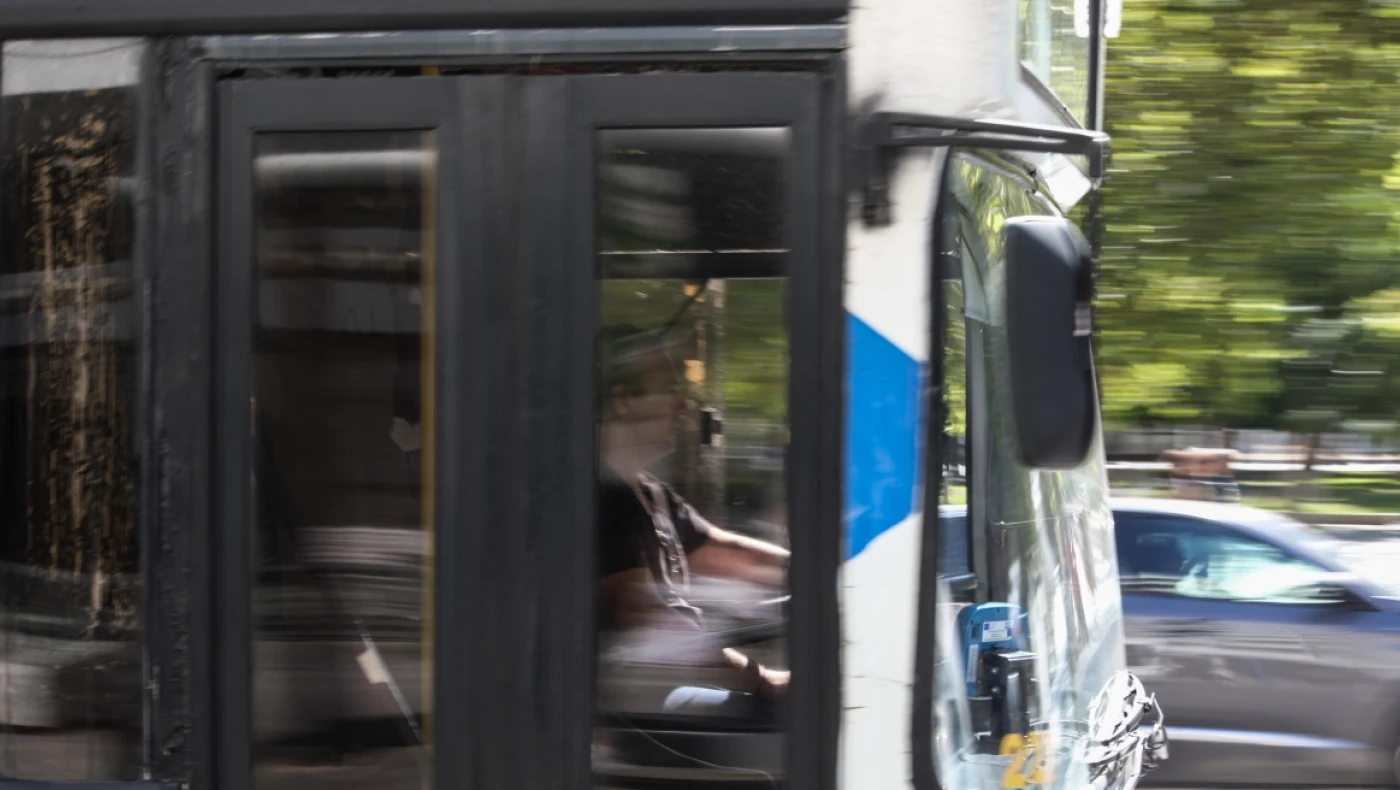 Ίλιον: Οδηγός πέταξε από το λεωφορείο επιβάτη, επειδή είχε μαζί του τη γάτα του!