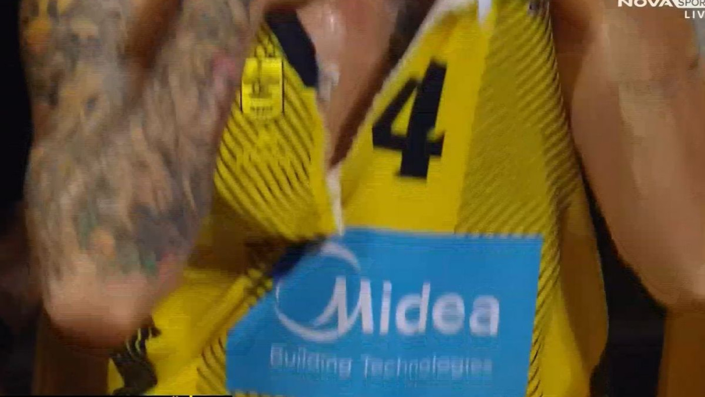 Άρης - Χάποελ: Ο Τολιόπουλος έσκισε τη φανέλα του μετά από χαμένο τρίποντο