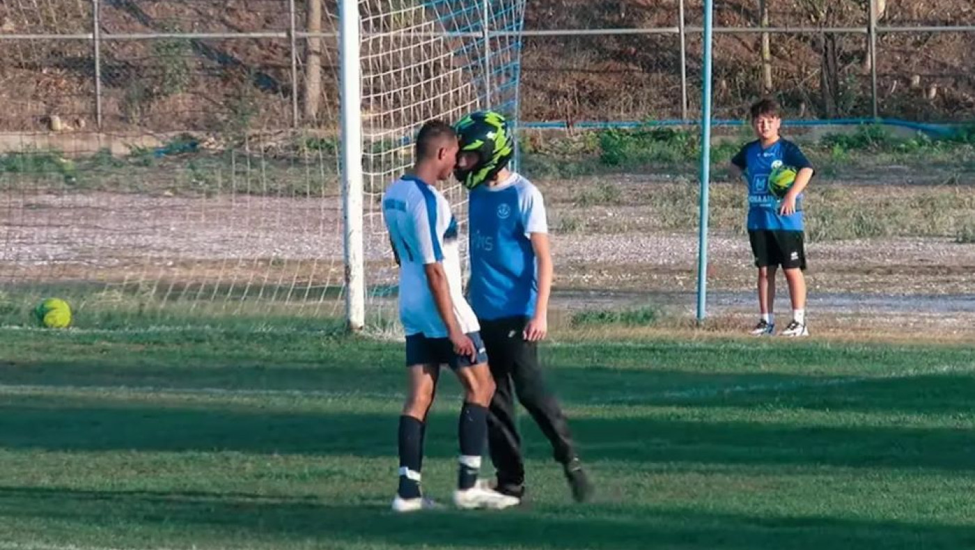 Θεσσαλονίκη: Οπαδός με κράνος έκανε ντου στο γήπεδο σε αγώνα τοπικού!