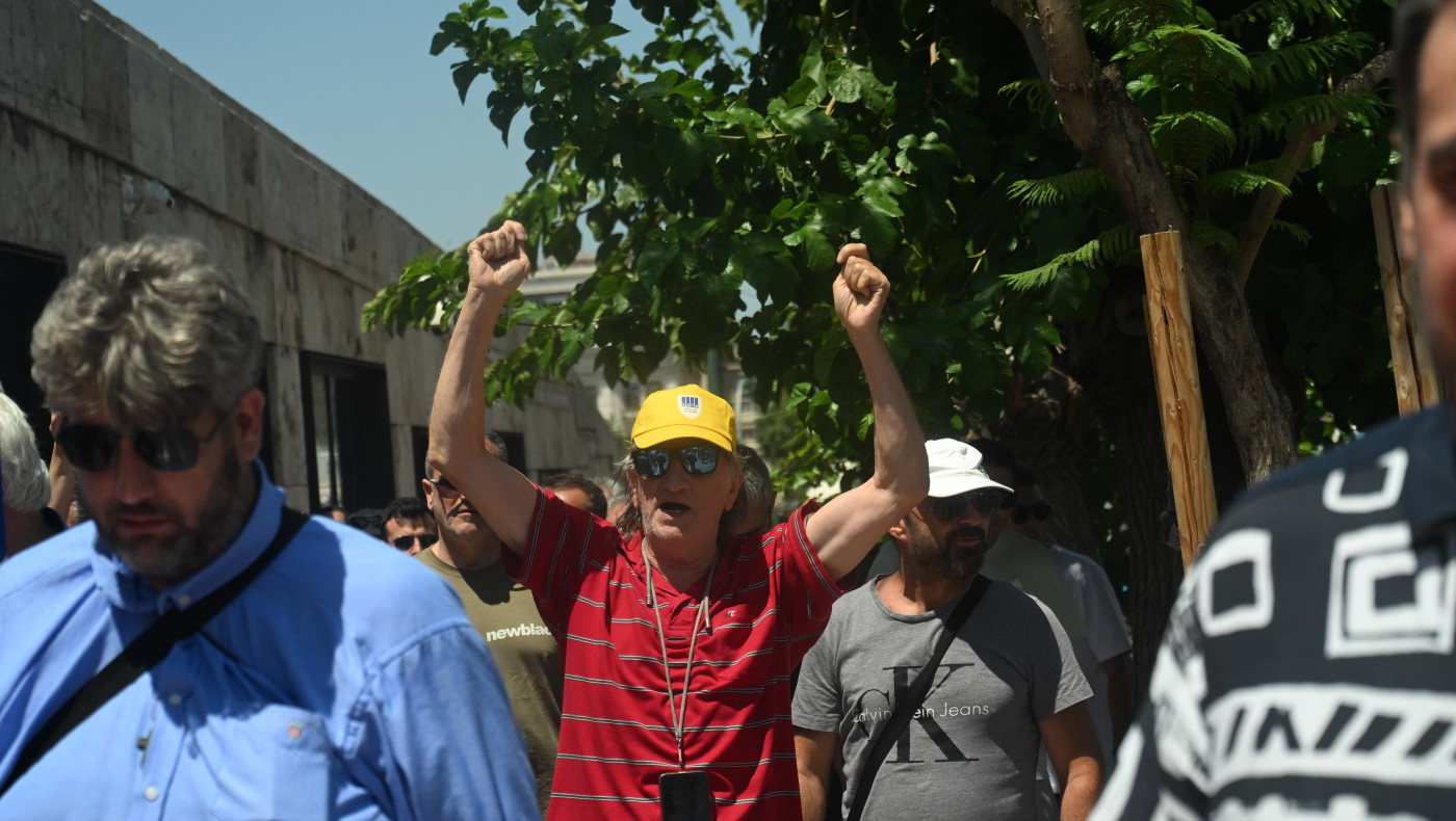 Μέχρι πότε κατεβάζουν «ρολά» δημόσιος και ιδιωτικός τομέας