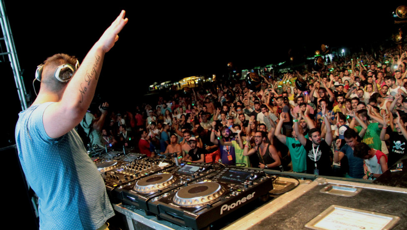 DJ έπαιξε Καζαντζίδη σε House party κι έκανε χαμό: «Είναι ιστορία κι ο άλλος τον ξεφτιλίζει»