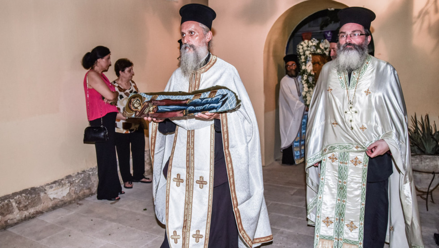 Νάξος: Πιστοί κάνουν λιτανείες για να βρέξει!