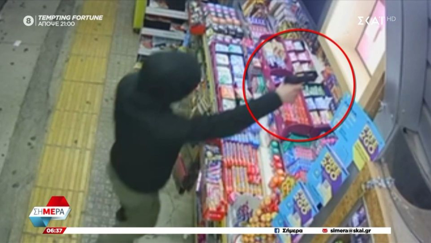 Ντοκουμέντο: Πιτσιρικάς τράβηξε όπλο σε ληστεία και απείλησε περιπτερά!