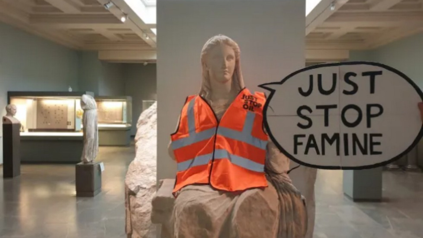Βρετανικό Μουσείο: Ακτιβιστές «έντυσαν» με πορτοκαλί γιλέκο τη θεά Δήμητρα