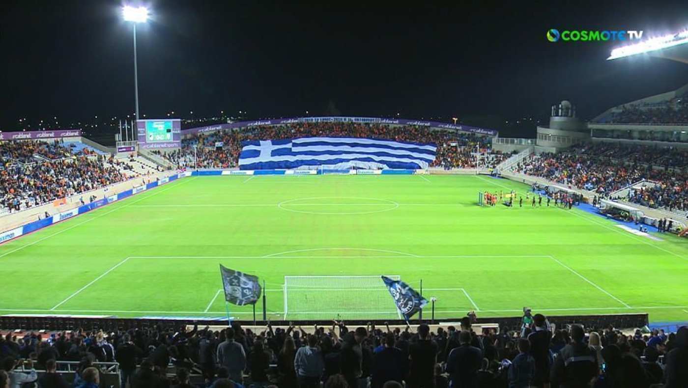 ΑΠΟΕΛ-Ανόρθωση: Τεράστια ελληνική σημαία από τους φίλους των γηπεδούχων