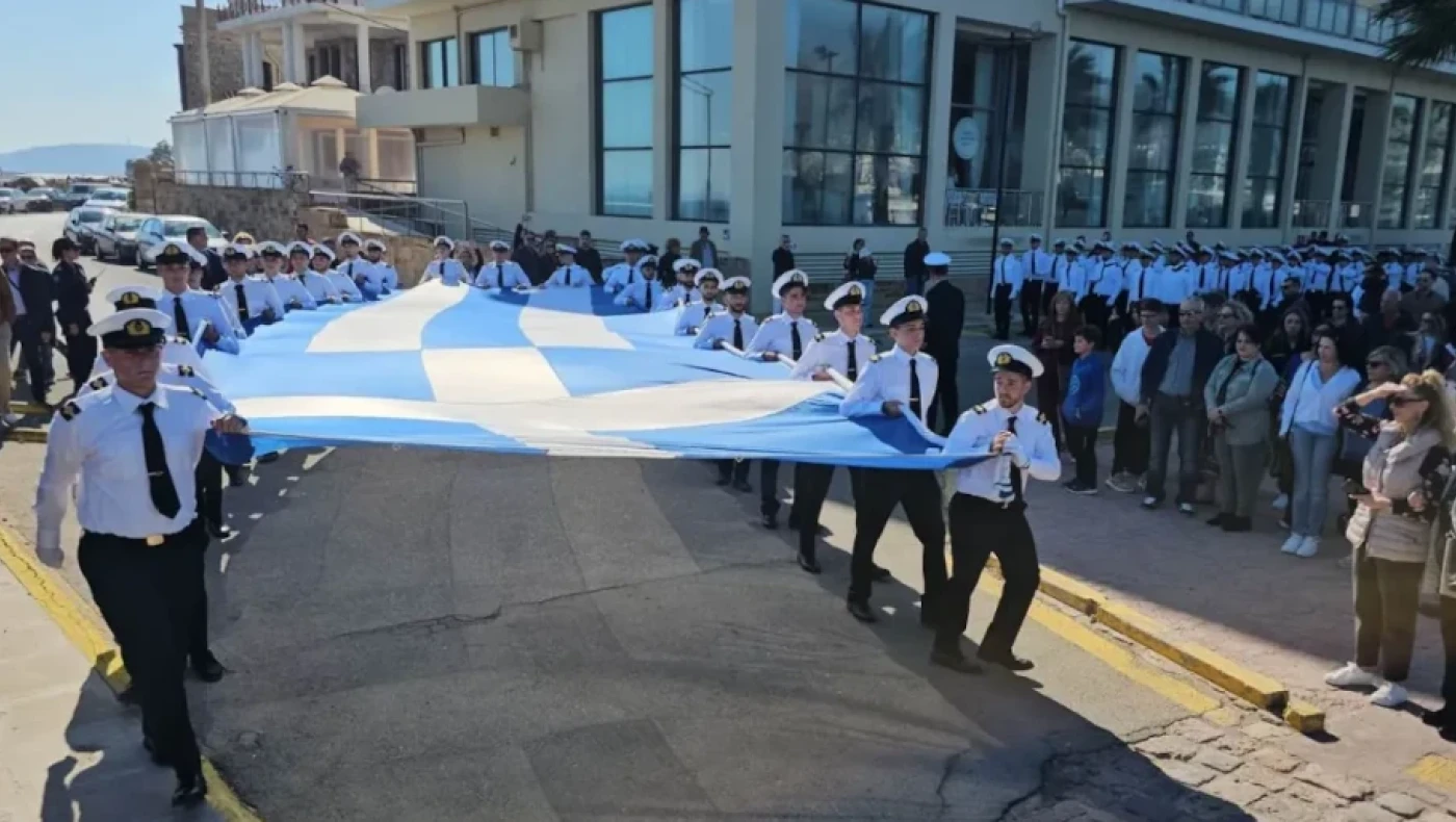 Χίος: Σημαία-γίγας στο λιμάνι για την 28η Οκτωβρίου (vid)