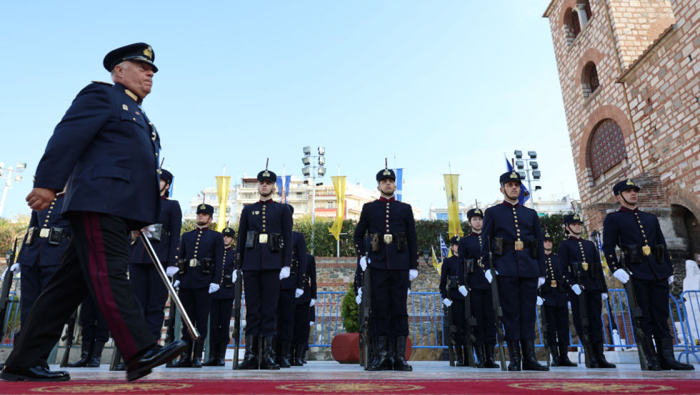 Διπλή γιορτή στη Θεσσαλονίκη: Οι Ένοπλες Δυνάμεις παιάνισαν στην πλατεία Αριστοτέλους