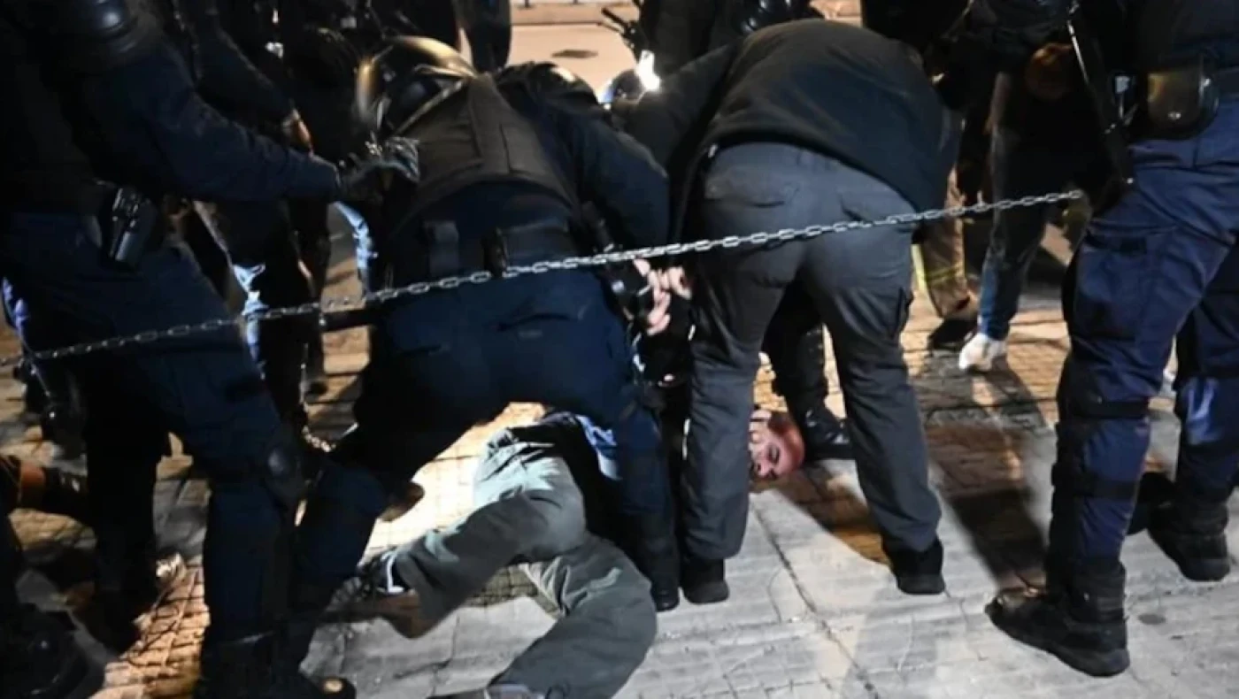 Αθήνα: Δημοσιογράφος του «Ριζοσπάστη» ξυλοκοπήθηκε από τα ΜΑΤ (vid)