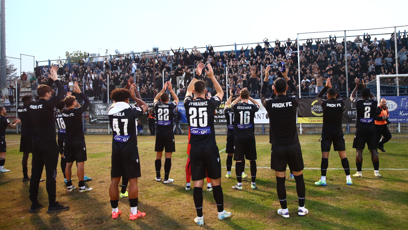 Αποθέωση των παικτών από δεκάδες ΠΑΟΚτσήδες στο Αιγάλεω