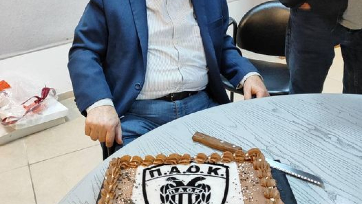 Η τούρτα έκπληξη στον Κατσαρή για τα 50 χρόνια προσφοράς στον ΠΑΟΚ