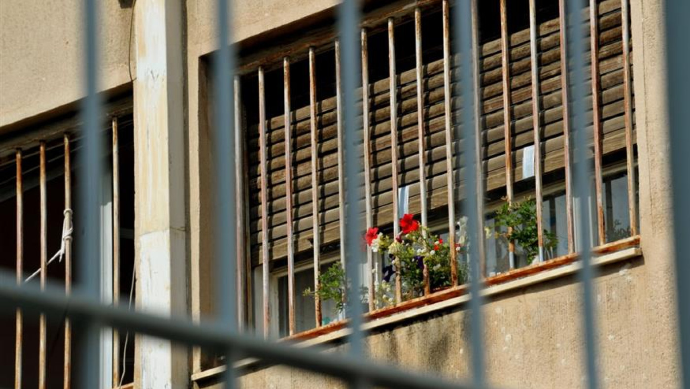 Λάρισα: Μαχαίρωσε  στον λαιμό συγκρατούμενό του για... το κανάλι της τηλεόρασης!