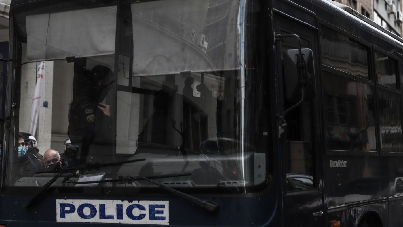 Ζωγράφου: Κλούβα των ΜΑΤ τράκαρε σε σταθμευμένα ΙΧ και ντεραπάρισε