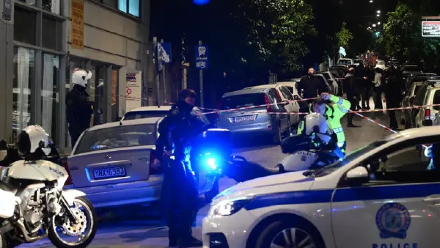 Κυψέλη: Η στιγμή που ένας πολίτης βγάζει από το αυτοκίνητο τον νεκρό Τούρκο