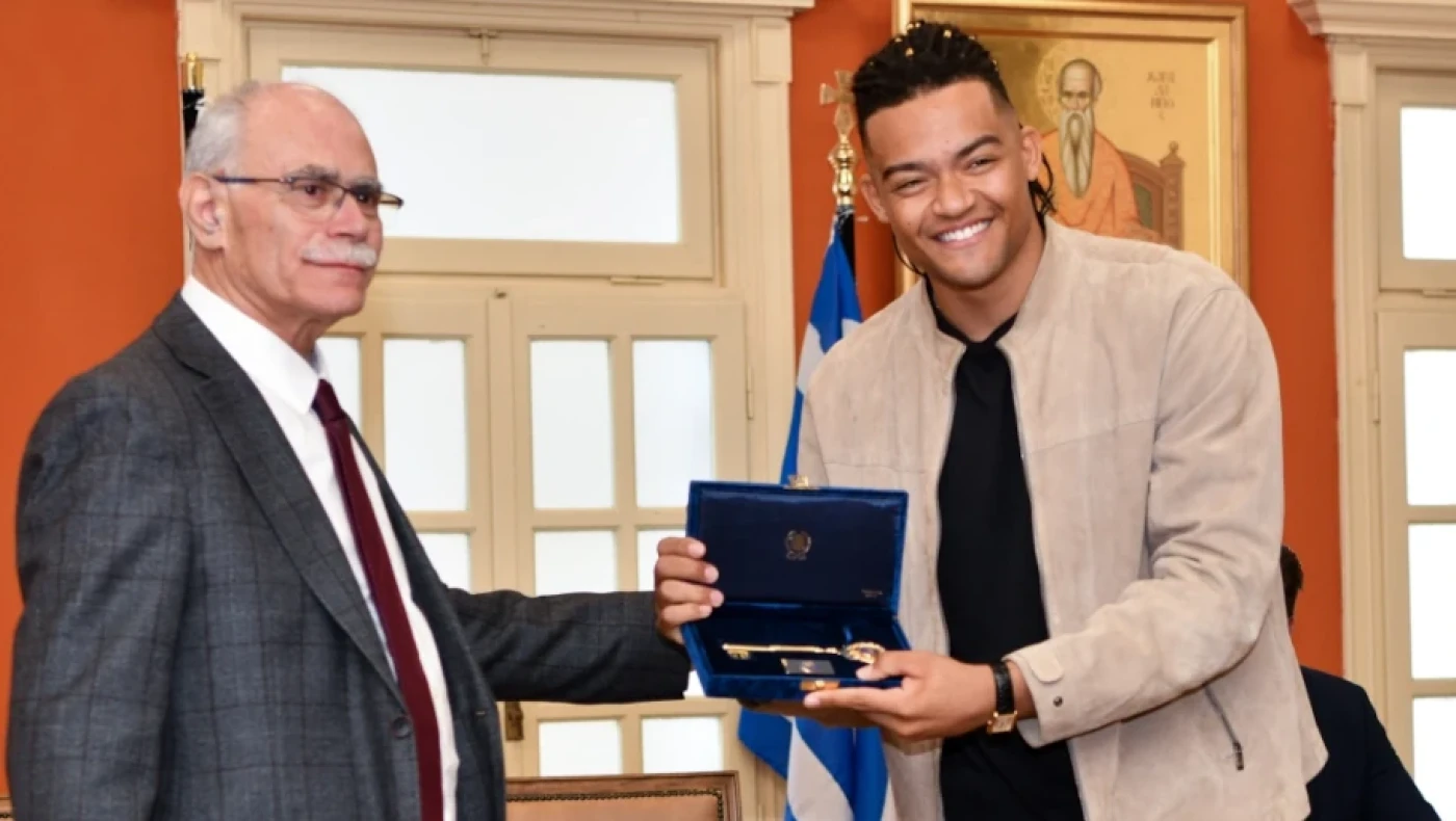 Καραλής: Πήρε το «χρυσό κλειδί» του δήμου Πύργου (vid)