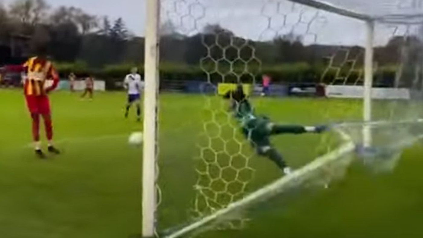 Αγγλία: Τερματοφύλακας έβγαλε την μπάλα από το τέρμα με τα πόδια του μπλεγμένα στα δίχτυα (vid)