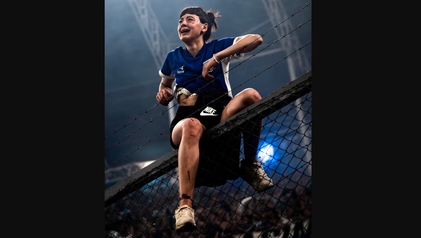 Αργεντινή: Η 21χρονη οπαδός που έγινε «σύμβολο» στα κάγκελα- «Δεν με ένοιαζαν τα κοψίματα και οι μελανιές»!