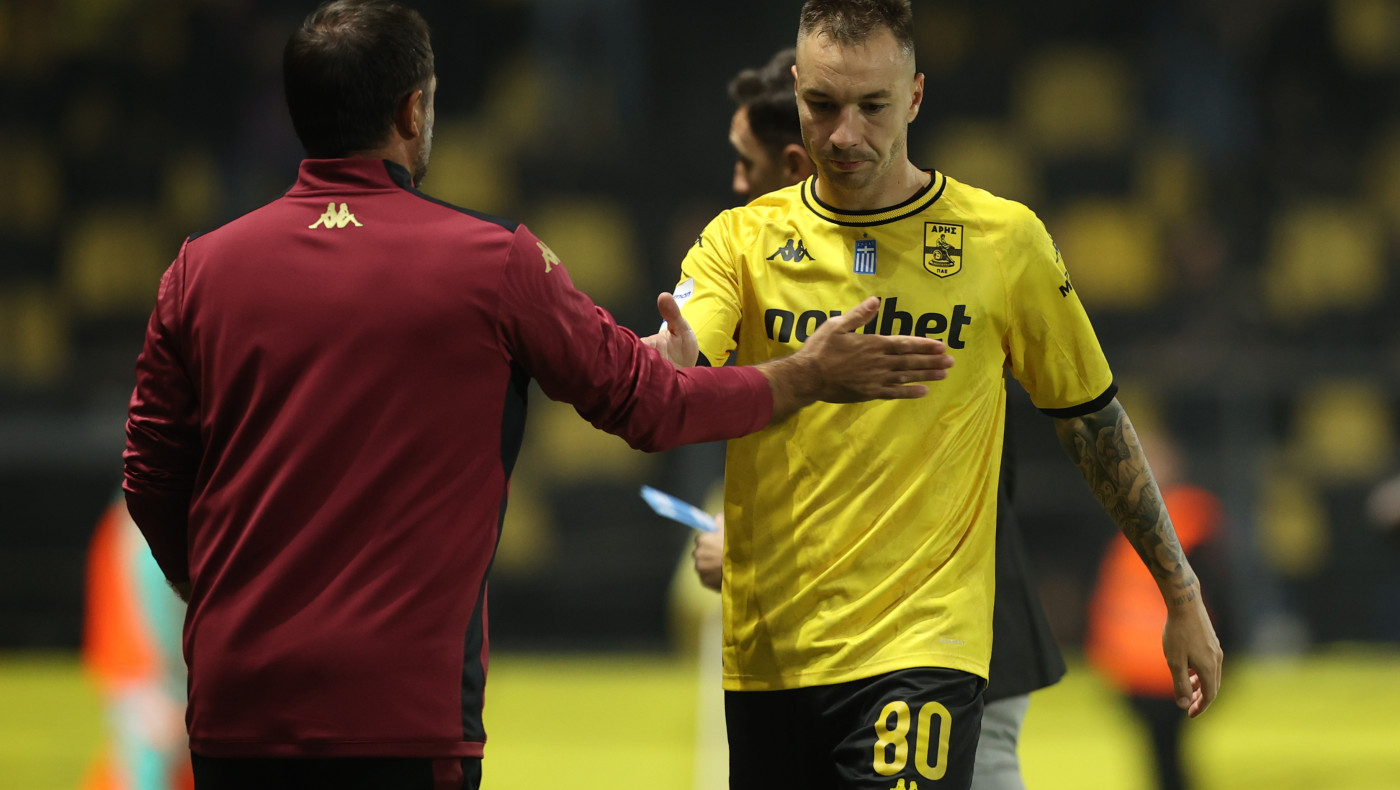 Άρης-ΑΕΚ: Γιατί ο Μάντζιος άφησε στον πάγκο τον Μορόν