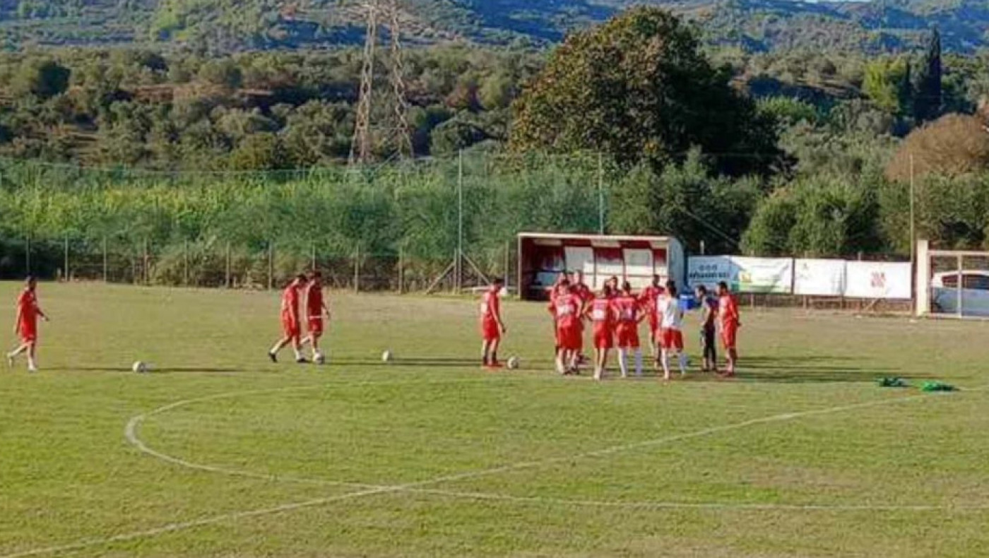 Αγώνας ποδοσφαίρου στην Ηλεία αναβλήθηκε μετά από «εισβολή» εντόμων