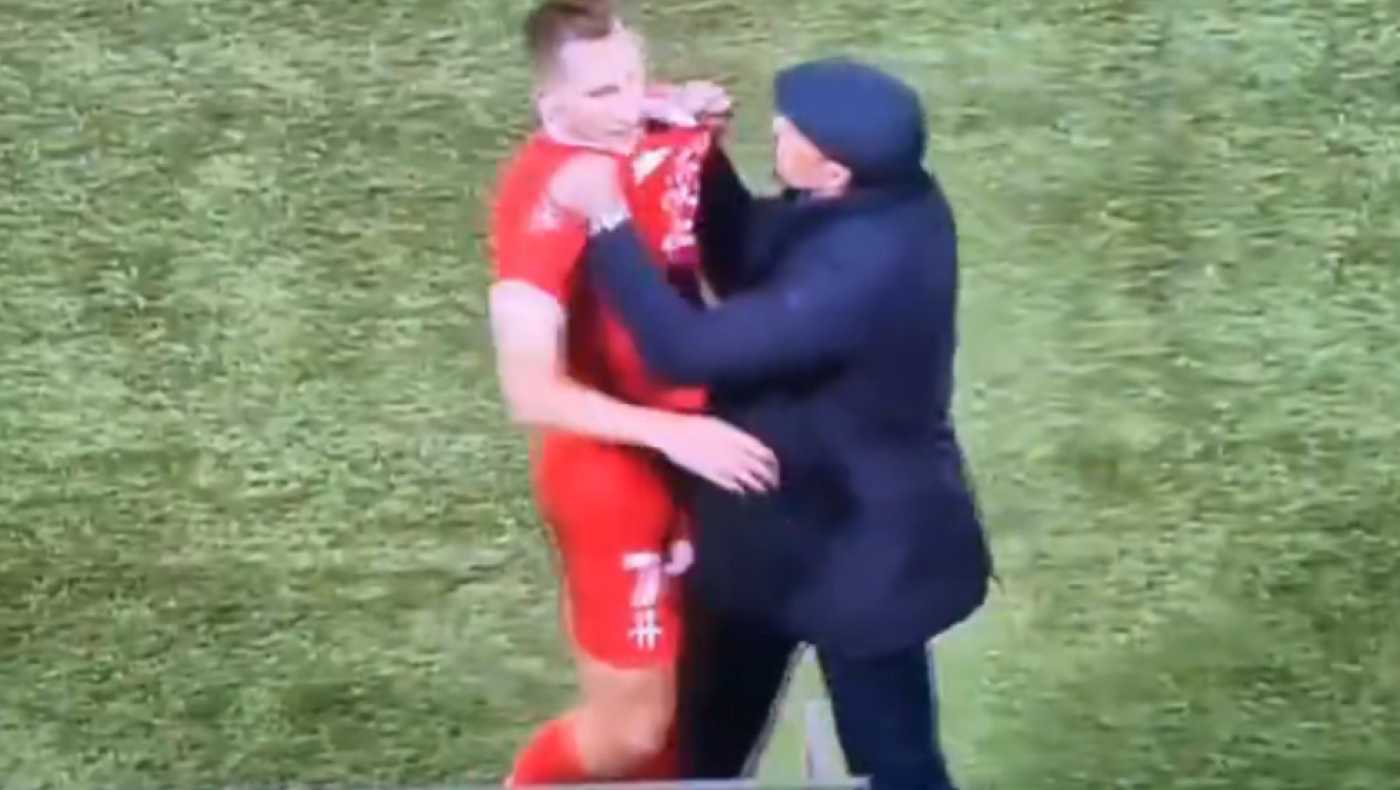 Απίστευτο περιστατικό στην Ιταλία: Προπονητής επιτέθηκε σε ποδοσφαιριστή της ομάδας του επειδή αποβλήθηκε