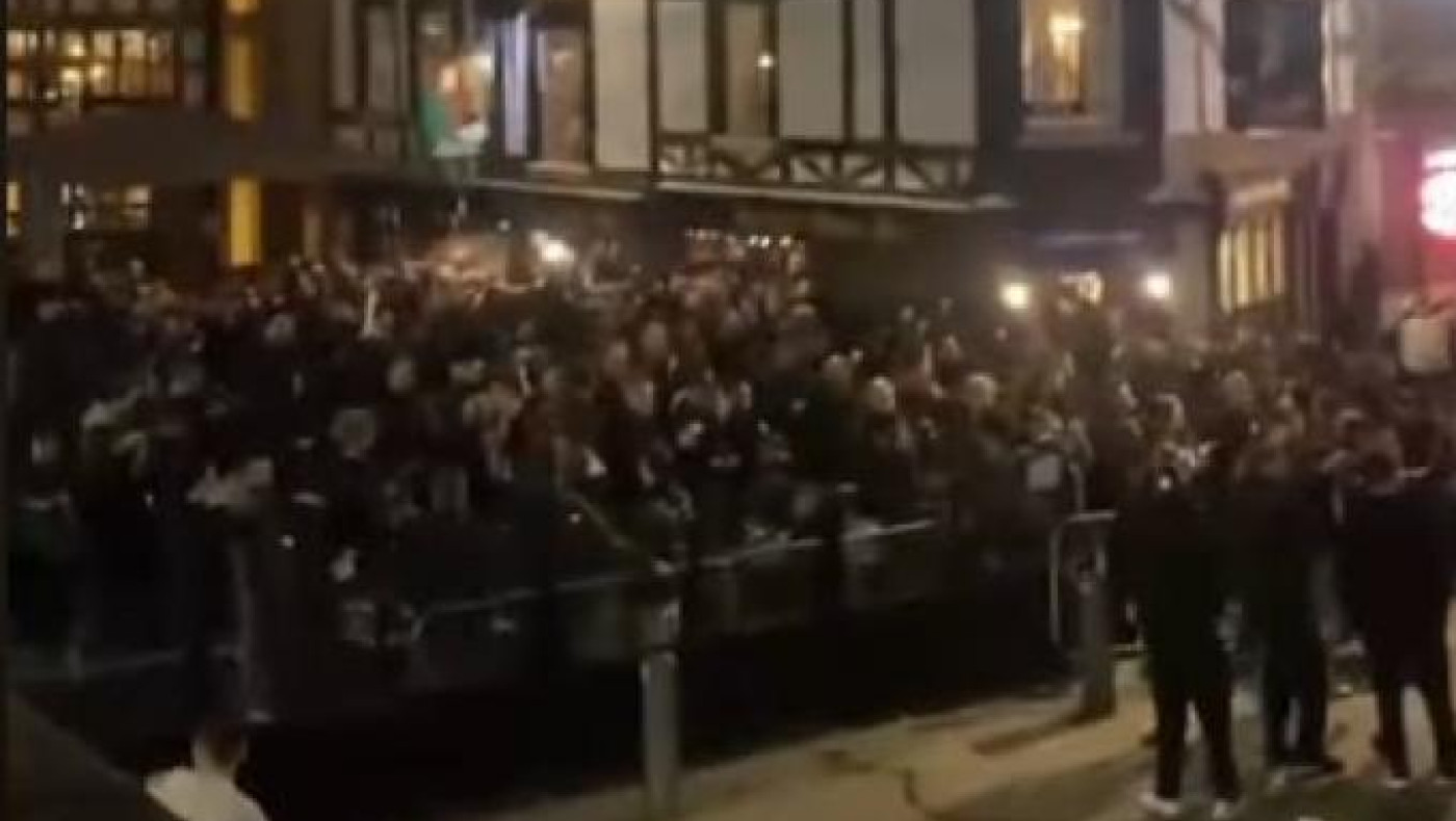 ΠΑΟΚ: Χιλιάδες οπαδοί έκαναν… δεύτερη Τούμπα το κέντρο του Μάντσεστερ!