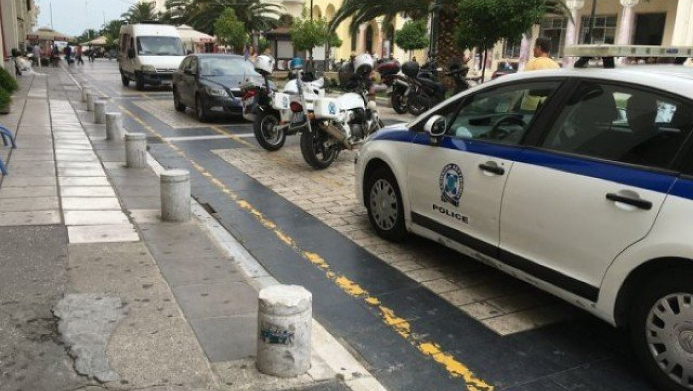Σε πάρκινγκ μετατράπηκε η Πλατεία Αριστοτέλους από αστυνομικά οχήματα