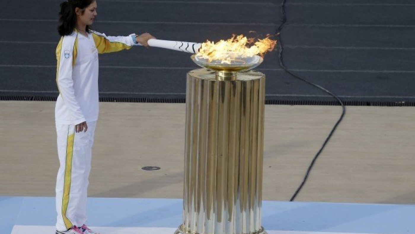 Απίστευτο: Έριξε νερό για να σβήσει την Ολυμπιακή Φλόγα (video)