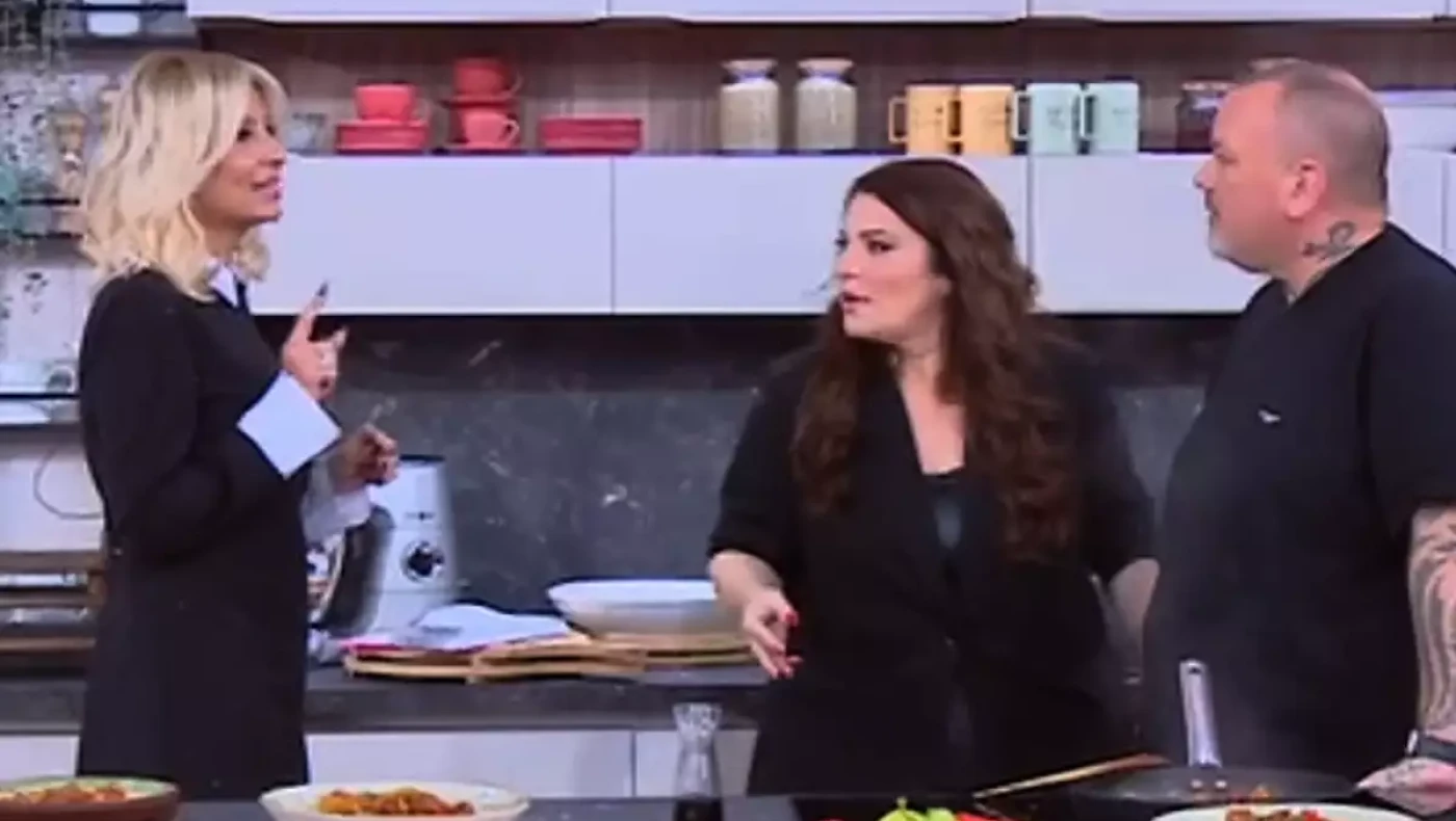 Φαίη Σκορδά-Η on air πρόταση στην Κατερίνα Ζαρίφη: «Συγγνώμη, μου το λέει στον αέρα;»